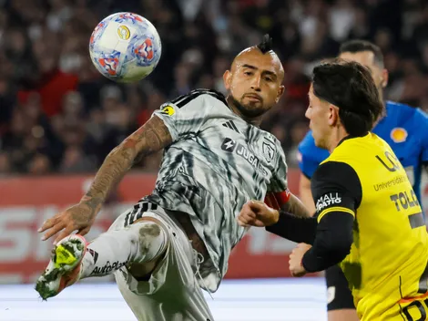 Arturo Vidal dispara contra la cancha del Estadio Monumental