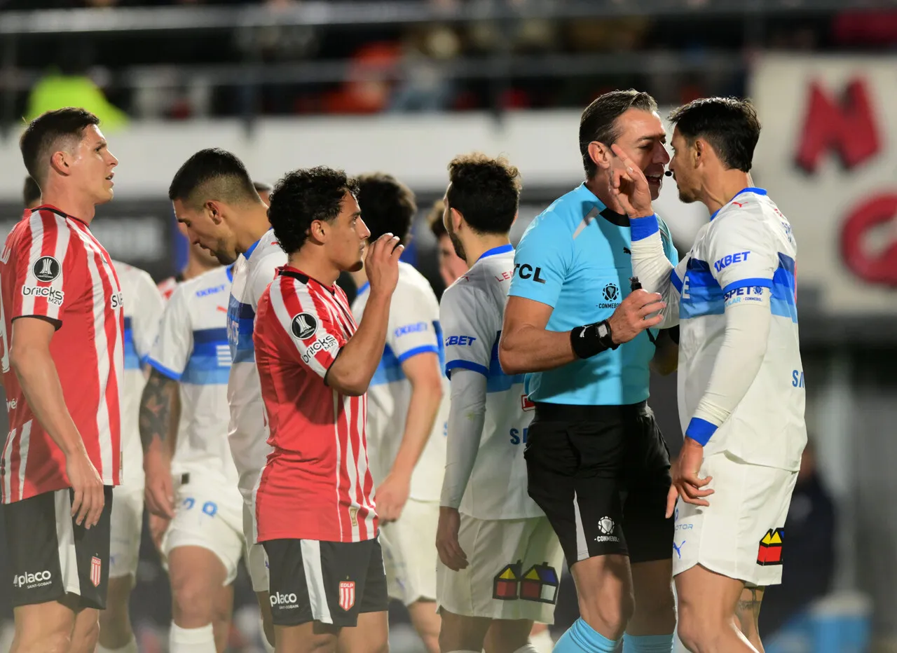 La UC y Estudiantes tendrán un duelo clave | Foto: Photosport