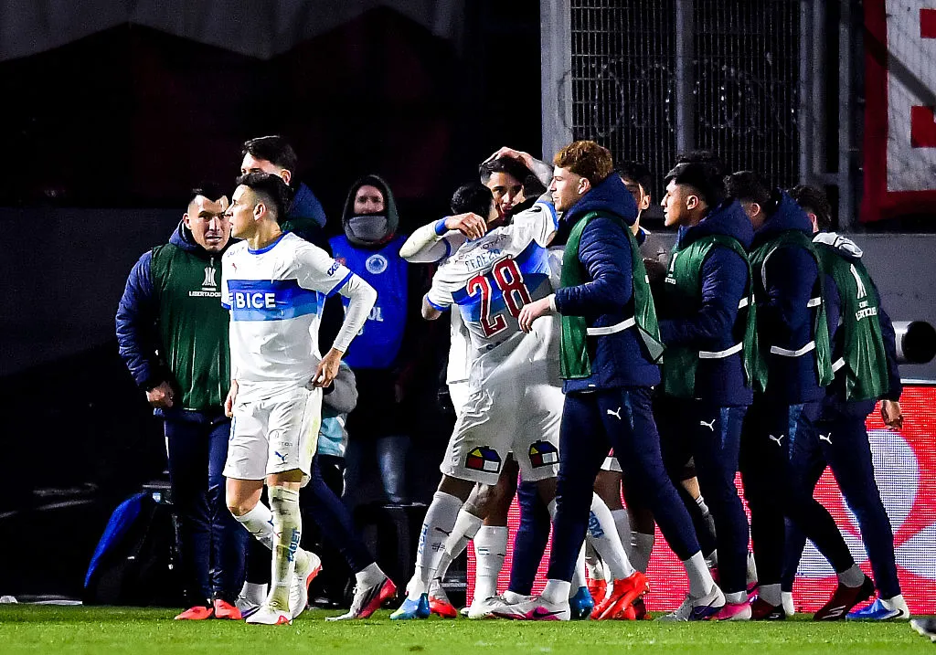 LA PLATA, ARGENTINA – AUGUST 11: Fernando Zampedri of Universidad Católica celebrates  with teammates after scoring the team’s first goal during a CONMEBOL Copa Libertadores 2026 Round of 16 First Leg match between Estudiantes and Universidad Católica at Jorge Luis Hirschi Stadium on August 11, 2026 in La Plata, Argentina. (Photo by Marcelo Endelli/Getty Images)