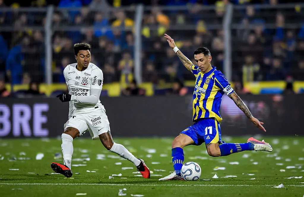 ROSARIO, ARGENTINA – AUGUST 13: Angel Di Maria of Rosario Central dribbles the ball against Jesse Lingard of Corinthians during a CONMEBOL Copa Libertadores 2026 Round of 16 First Leg match between Rosario Central and Corinthians at Estadio Gigante de Arroyito on August 13, 2026 in Rosario, Argentina. (Photo by Marcelo Endelli/Getty Images)
