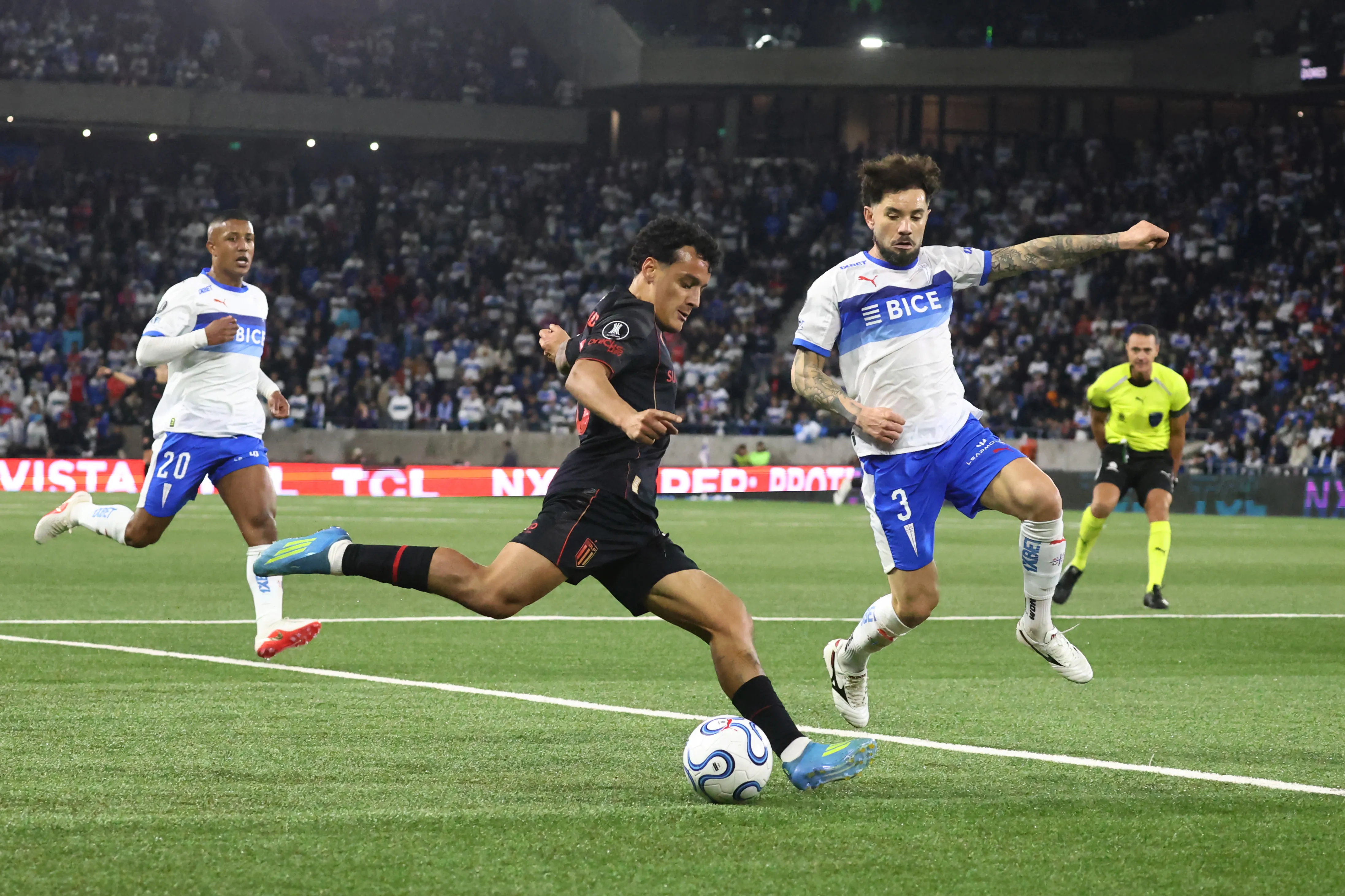 Eugenio Mena fue fulminado por los hinchas de Universidad Católica. (Imagen: Photosport)