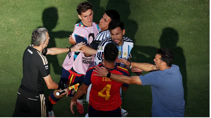 España derrotó 1-0 a Argentina en la final y luego se armó una batahola.