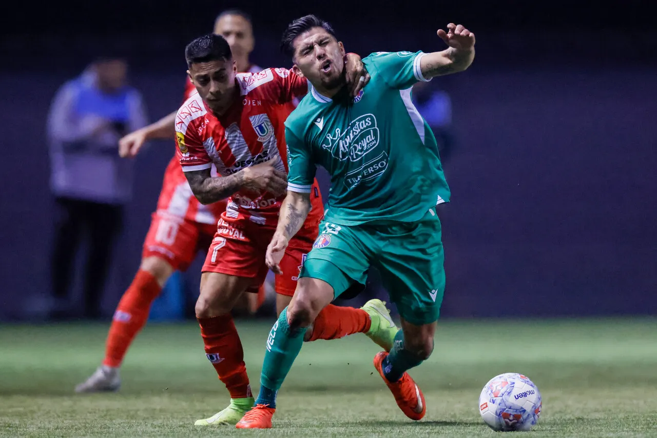 Un apretado encuentro se vivió en La Florida | Foto: Photosport