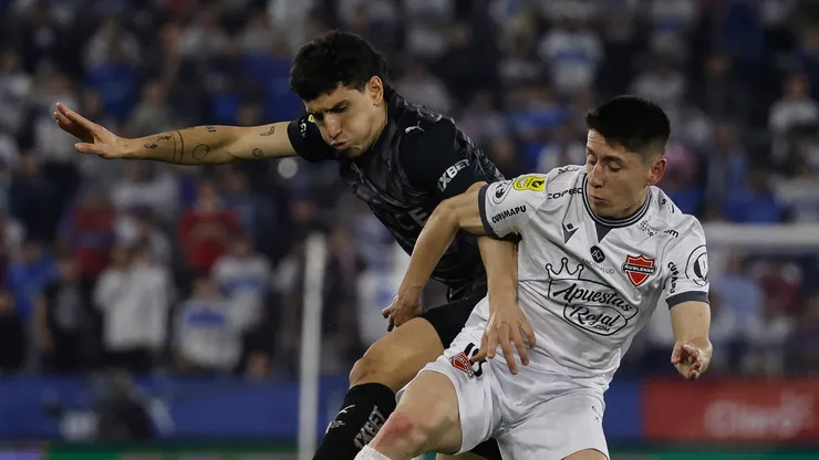 Universidad Católica se mide contra Ñublense en el Claro Arena.