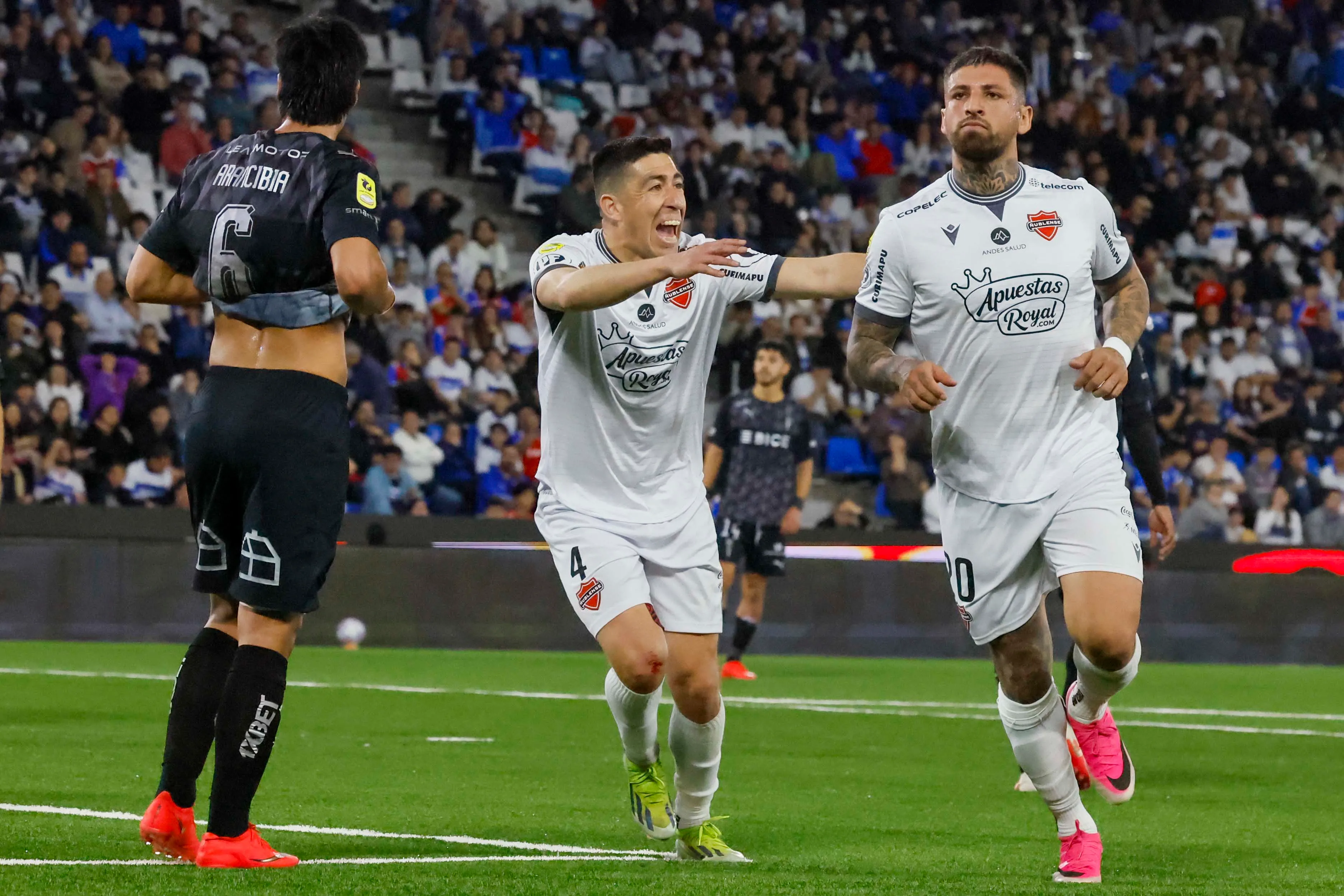 Ñublense se impuso sobre Universidad Católica en la Liga de Primera. (Imagen: Photosport)
