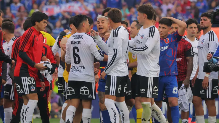 Advierten que jugador de Colo Colo insultó a hinchas de Universidad de Chile.