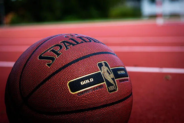 Balón de básquetbol en cancha