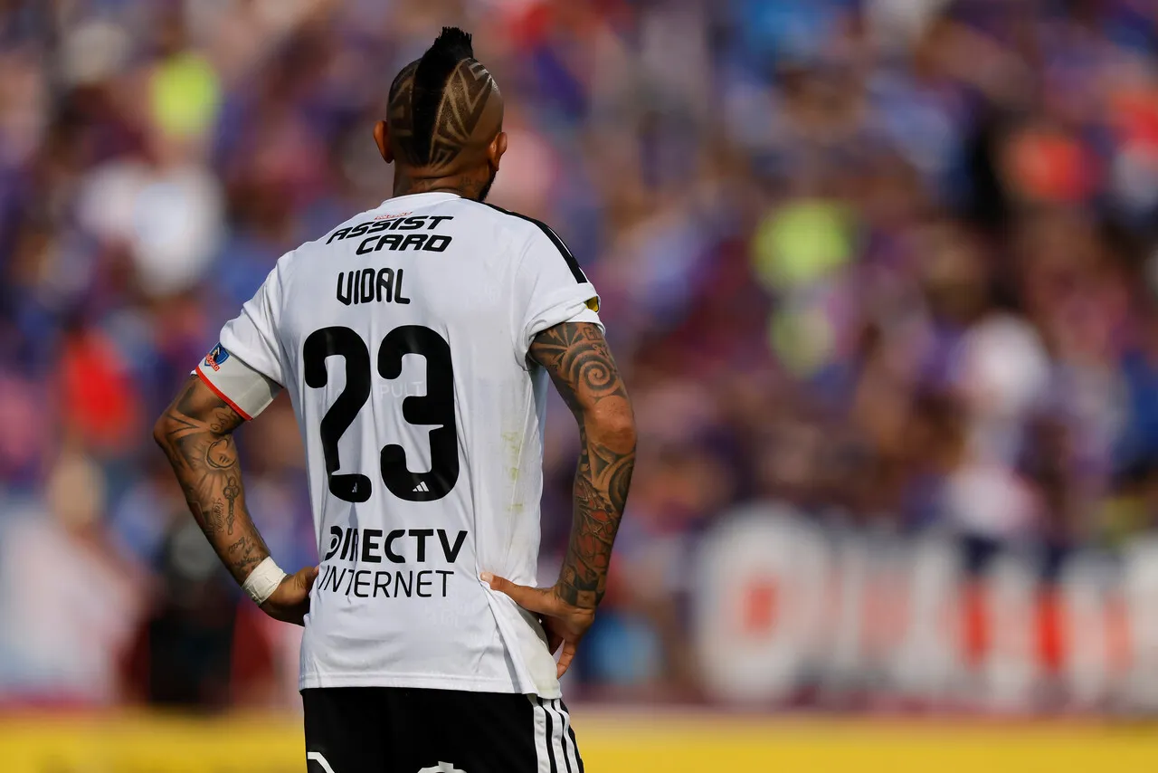 Vidal y su postura en Colo Colo | Foto: Photosport