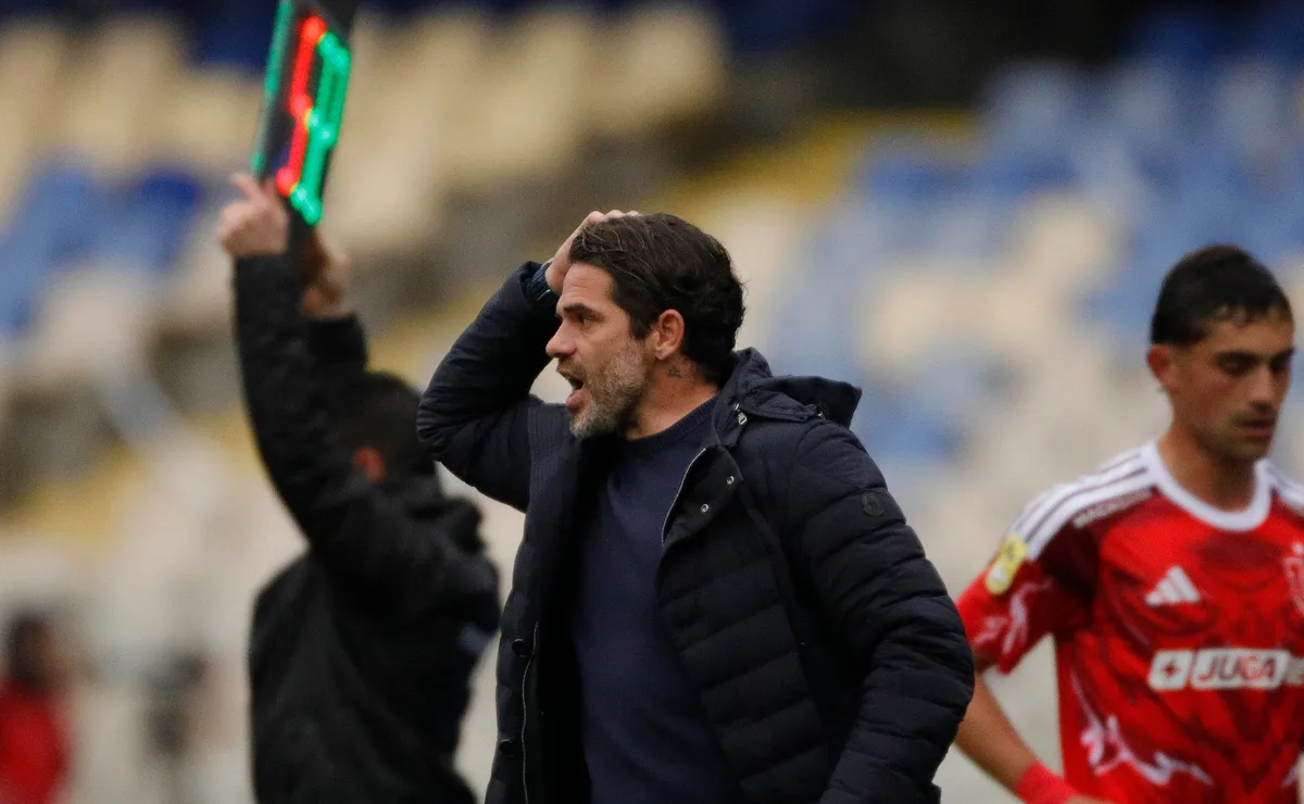Fernando Gago dispara contra la cancha tras la caída de la U: “No estaba en condiciones”
