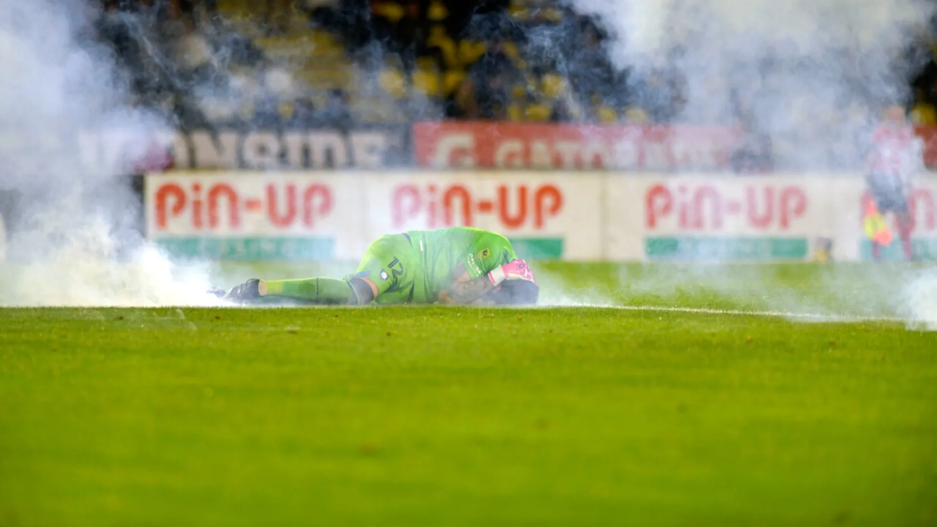 El arquero de Huachipato recibió de lleno el impacto de un proyectil (Photosport).