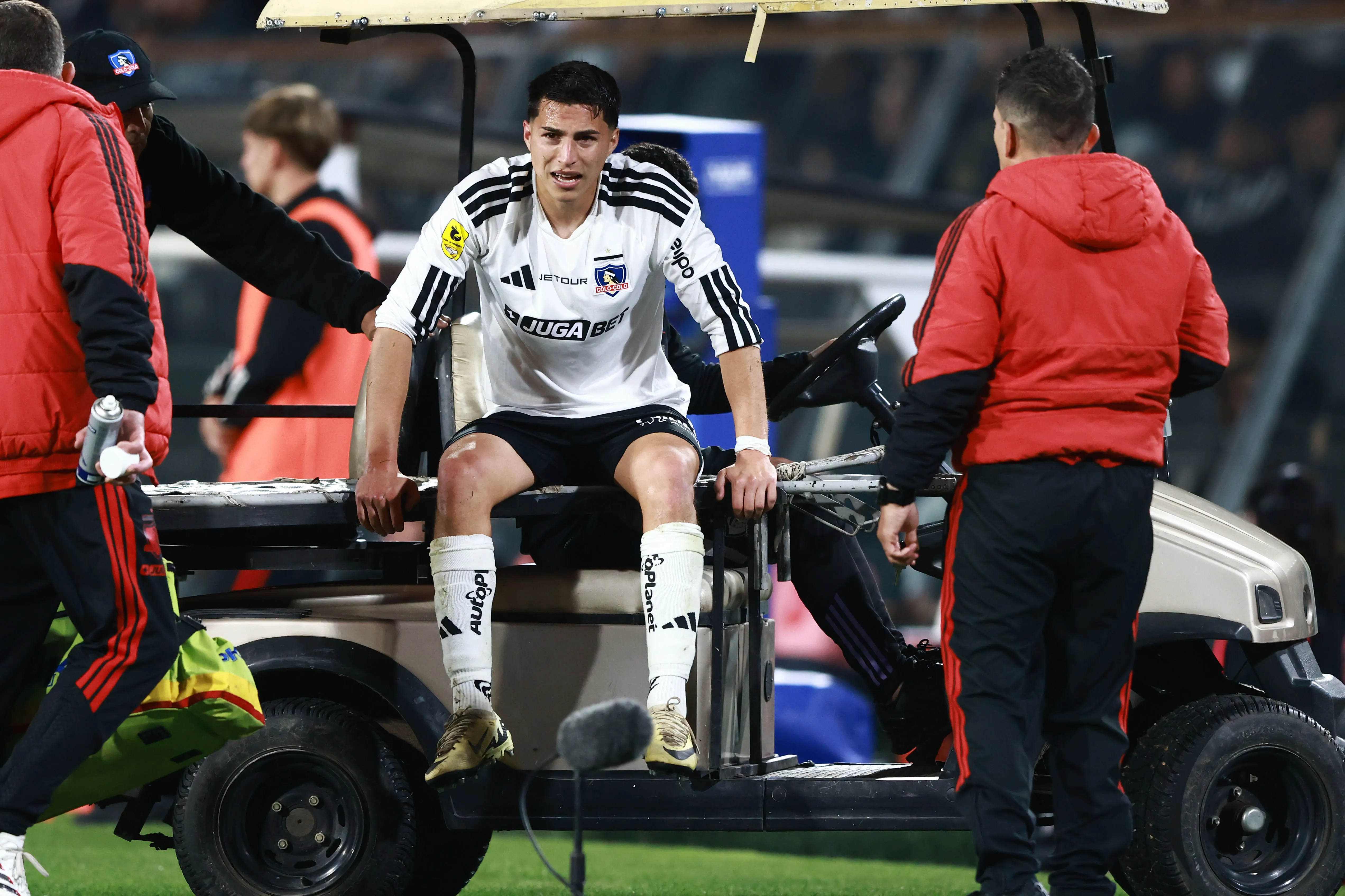 Jonathan Villagra tuvo que abandonar la cancha en camilla. (Foto: Felipe Zanca/Photosport)