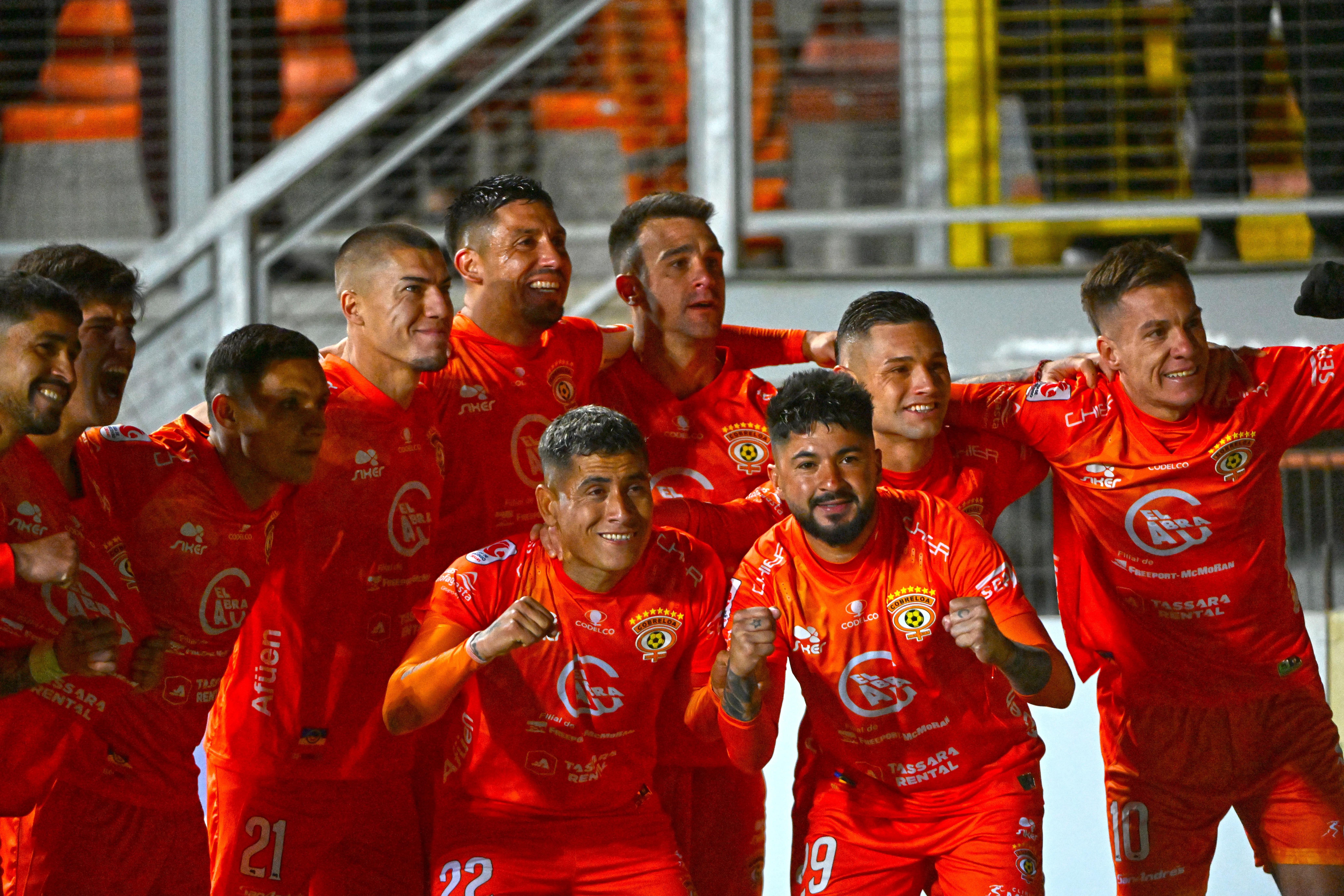 Cobreloa sigue siendo líder de la Primera B. (Foto: Pedro Tapia/Photosport)