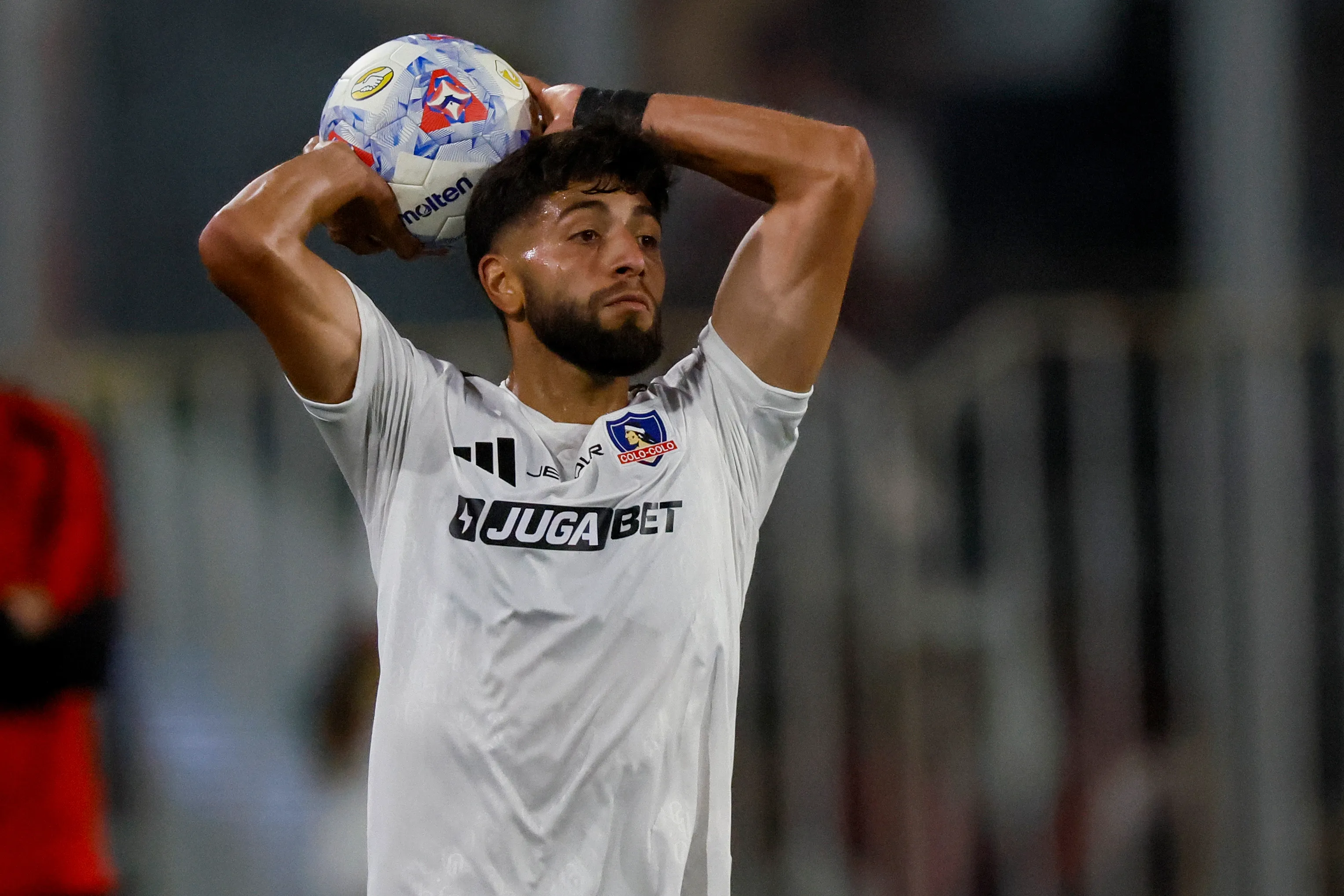 Johnny Herrera pide a Jeyson Rojas en la Selección Chilena. (Imagen: Photosport)