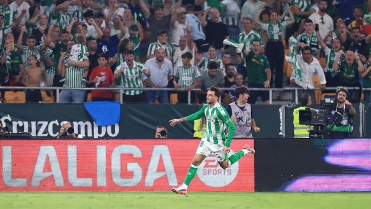 Troy Parrott corre a festejar el gol del triunfo del Betis de Manuel Pellegrini.