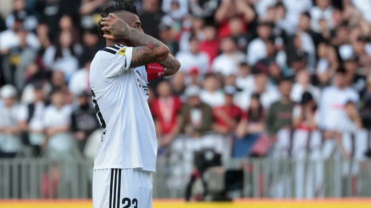Arturo Vidal le da una mala noticia a Fernando Ortiz en Colo Colo