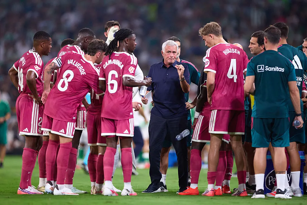 SEVILLE, SPAIN – SEPTEMBER 04: Jose Mourinho, Head Coach of Real Madrid talks to his players during the LaLiga EA Sports 2026/27 match between Real Betis Balompie and Real Madrid at Estadio La Cartuja on September 04, 2026 in Seville, Spain. (Photo by Fran Santiago/Getty Images)