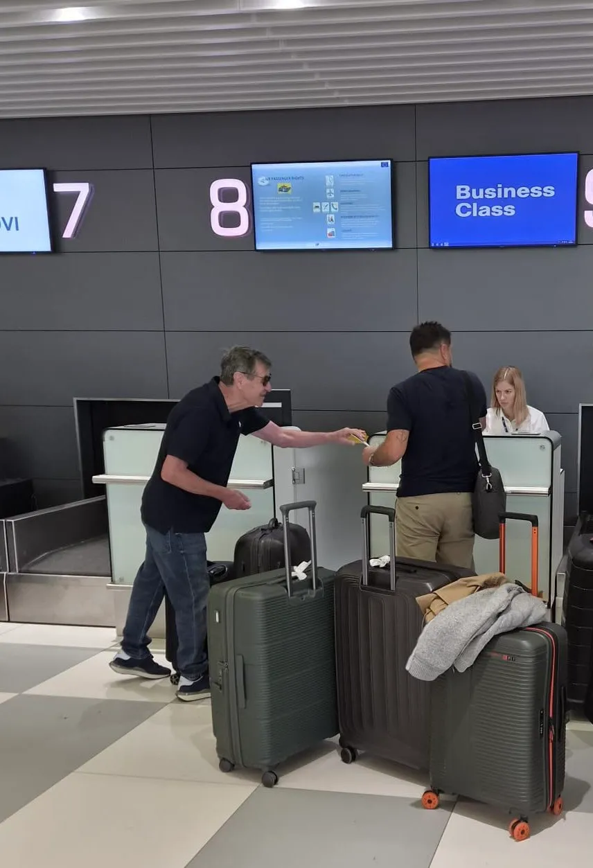 Mirko Jozic embarcando en el Aeropuerto de Split, Croacia. (Foto: Radio Cooperativa)