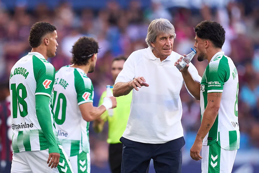VALENCIA, SPAIN – AUGUST 29: Manuel Pellegrini, head coach of Real Betis Balompie gives instructions to Pablo Fornals of Real Betis during the cooling break during the LaLiga EA Sports 2026/27 match between Levante UD and Real Betis Balompie at Ciutat de Valencia on August 29, 2026 in Valencia, Spain. (Photo by Mateo Villalba Sanchez/Getty Images)
