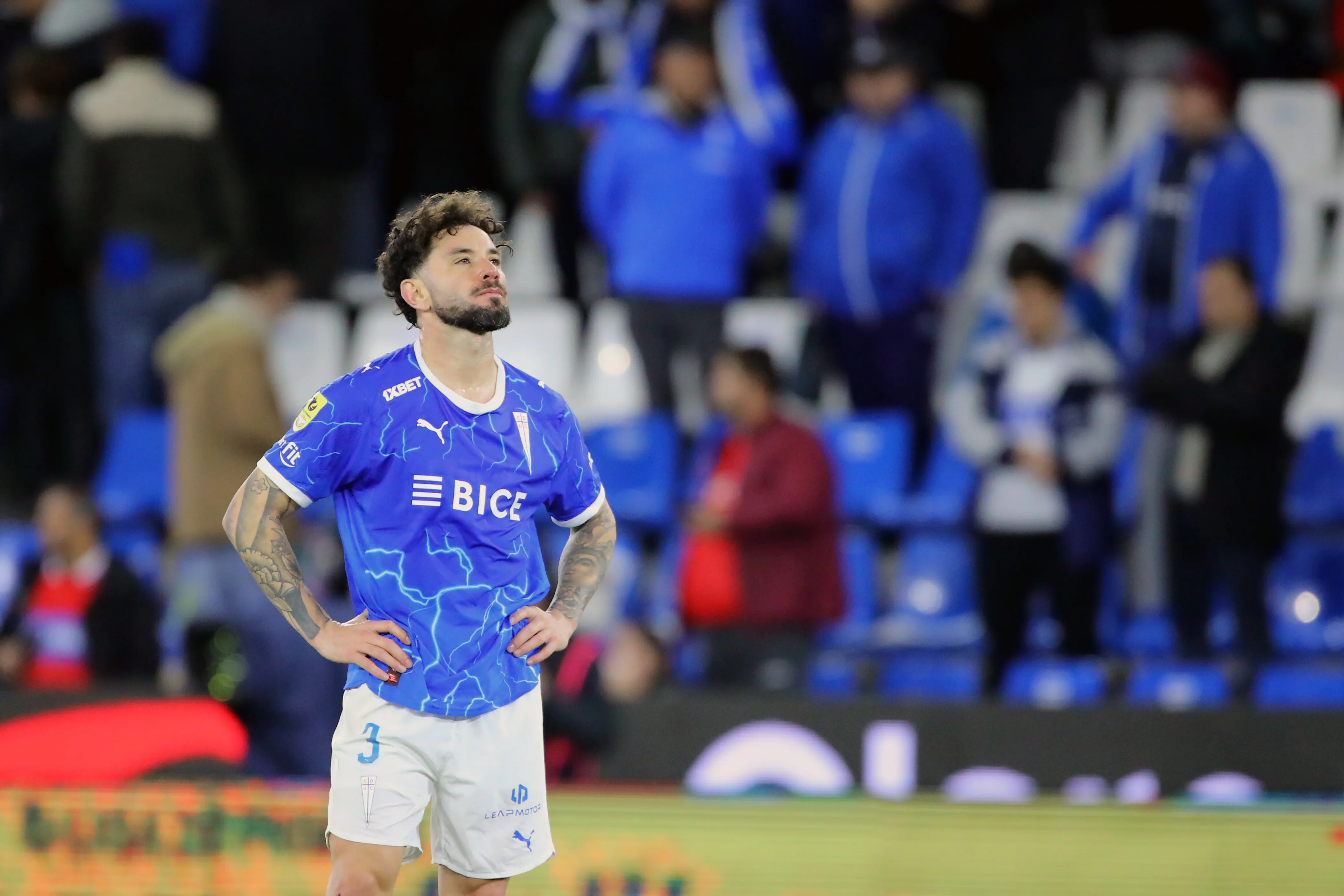 Eugenio Mena se convierte en una baja de largo plazo en U. Católica. (Foto: Jonnathan Oyarzún/Photosport)