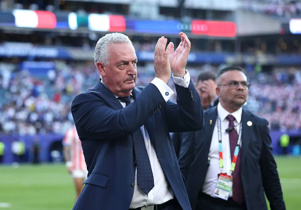 PHILADELPHIA, PENNSYLVANIA – JULY 04: Gustavo Alfaro, Head Coach of Paraguay, applauds fans after the 0-1 loss during the FIFA World Cup 2026 Round of 16 match between Paraguay and France at Philadelphia Stadium on July 04, 2026 in Philadelphia, Pennsylvania. (Photo by Buda Mendes/Getty Images)