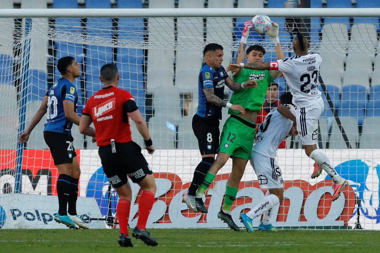 Christian Bravo protagonizó un gran partido ante Colo Colo (Photosport).
