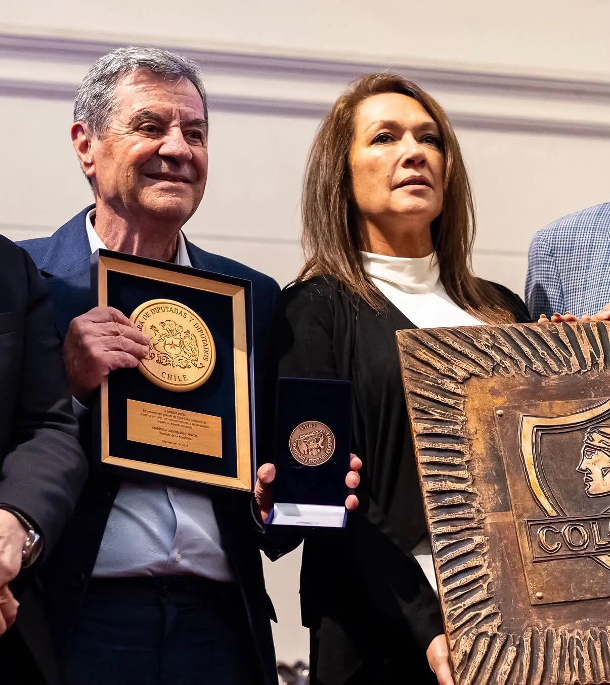 Mirko Jozic junto a la diputada Marisela Santibáñez recibiendo sus distinciones en el ex Congreso Nacional. (Foto: CSD Colo Colo)