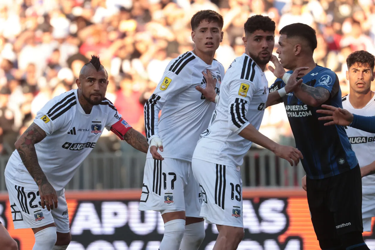 Iván Román (centro) reemplazará a Arturo Vidal en el once titular (Photosport).