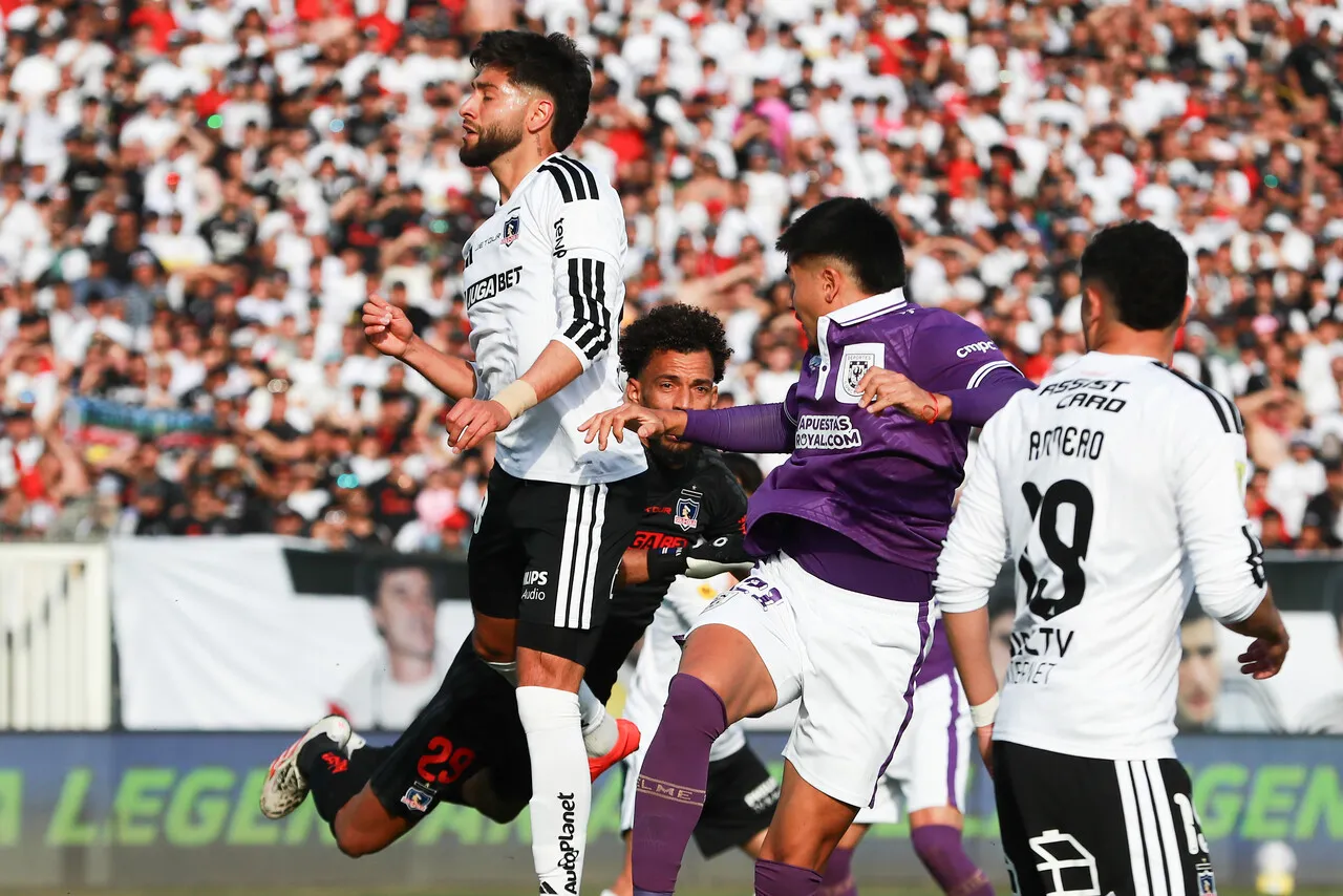 Vozinha el más criticado en Colo Colo tras el primer tiempo en Macul (Photosport).