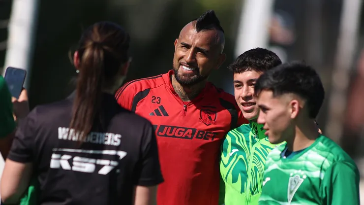 Arturo Vidal compartió con Santiago Wanderers Sub 20. (Foto: @colocolooficial)