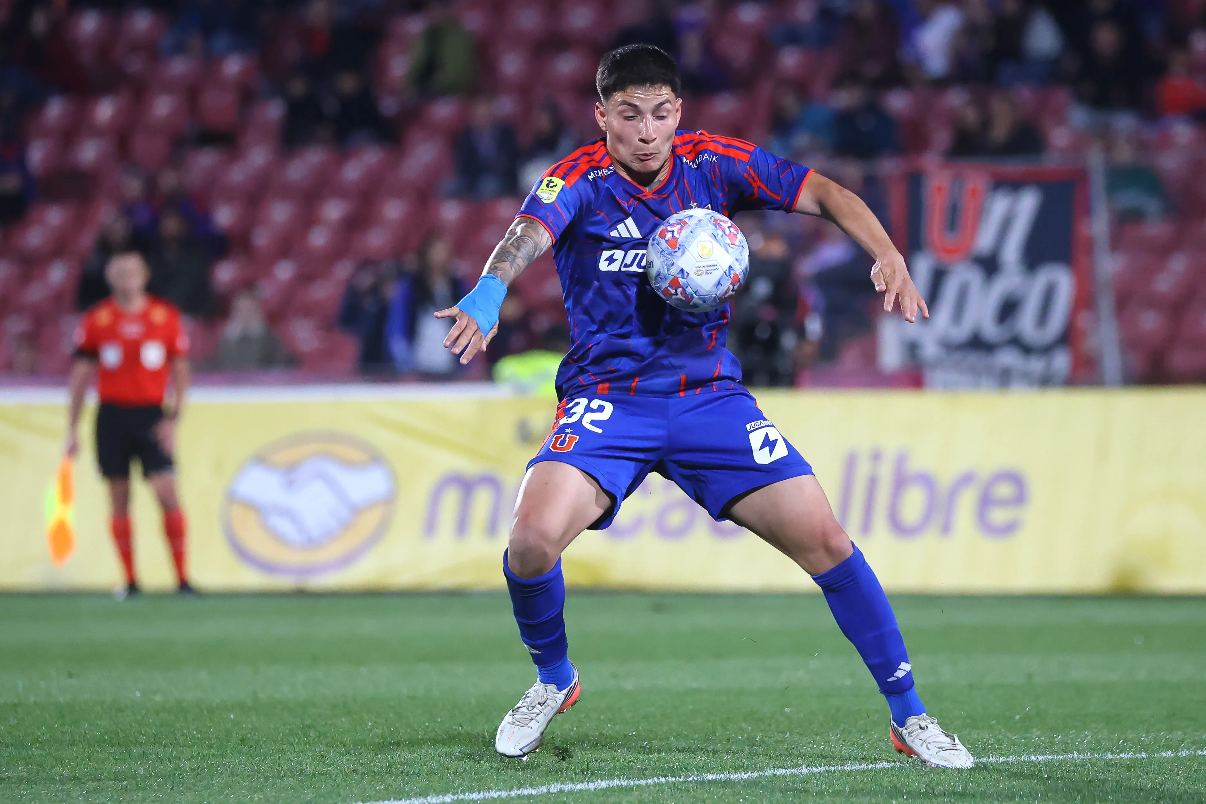 Nicolás Peric defiende a Gonzalo Reyna en Universidad de Chile. (Imagen: Photosport)