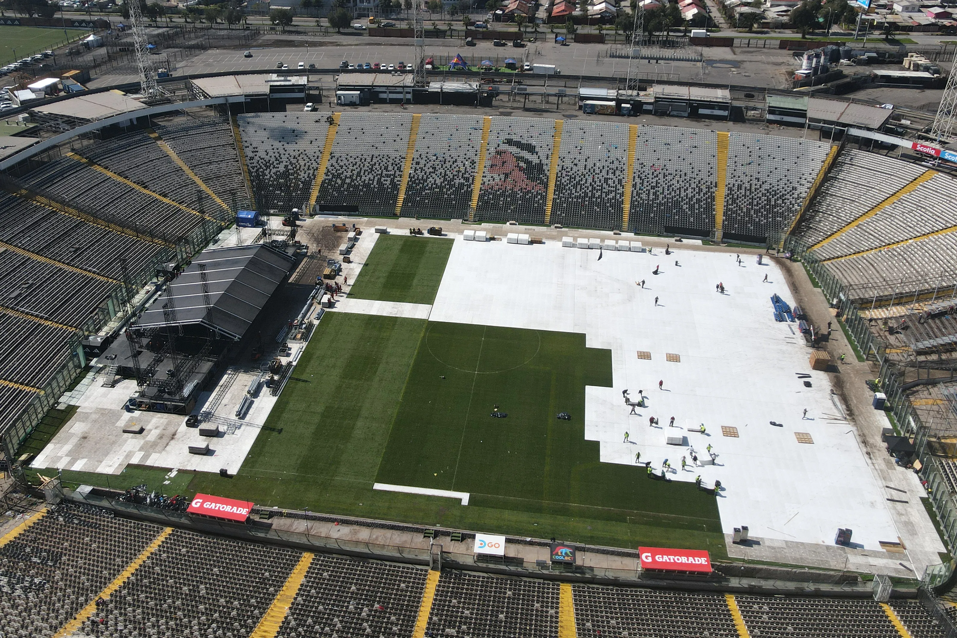 La cancha del Estadio Monumental está siendo protegida por una cubierta de Terraplas. (Foto: Jonnathan Oyarzún/Photosport)
