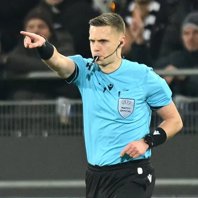 El estudiante de teología que arbitra el Real Madrid vs. Santiago Wanderers