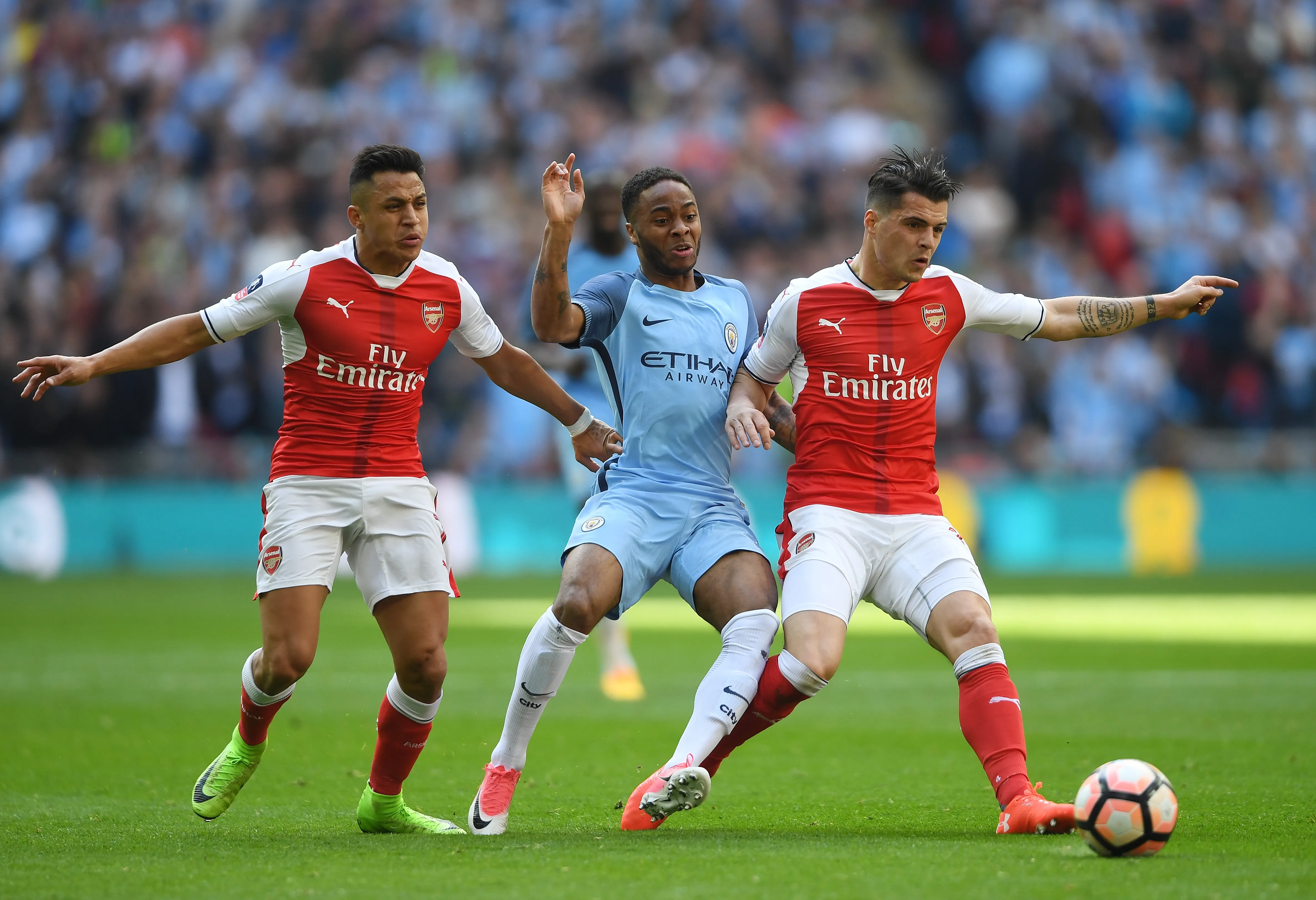Xhaka con Sánchez fueron compañeros en el Arsenal | Foto: Getty Images