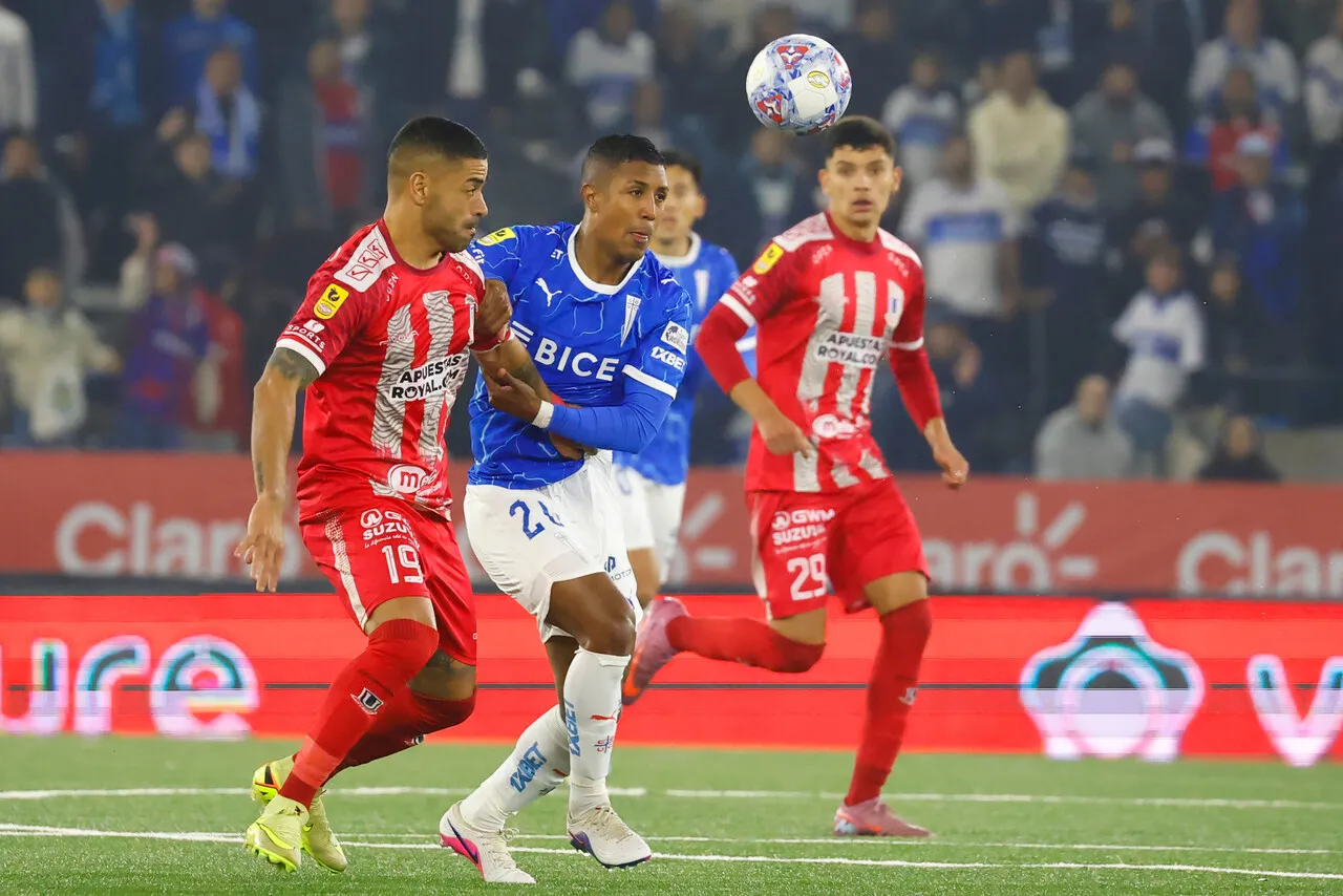 ‘Cementeros’ y ‘Cruzados’ buscan dar el primer golpe en la serie | Foto: Photosport