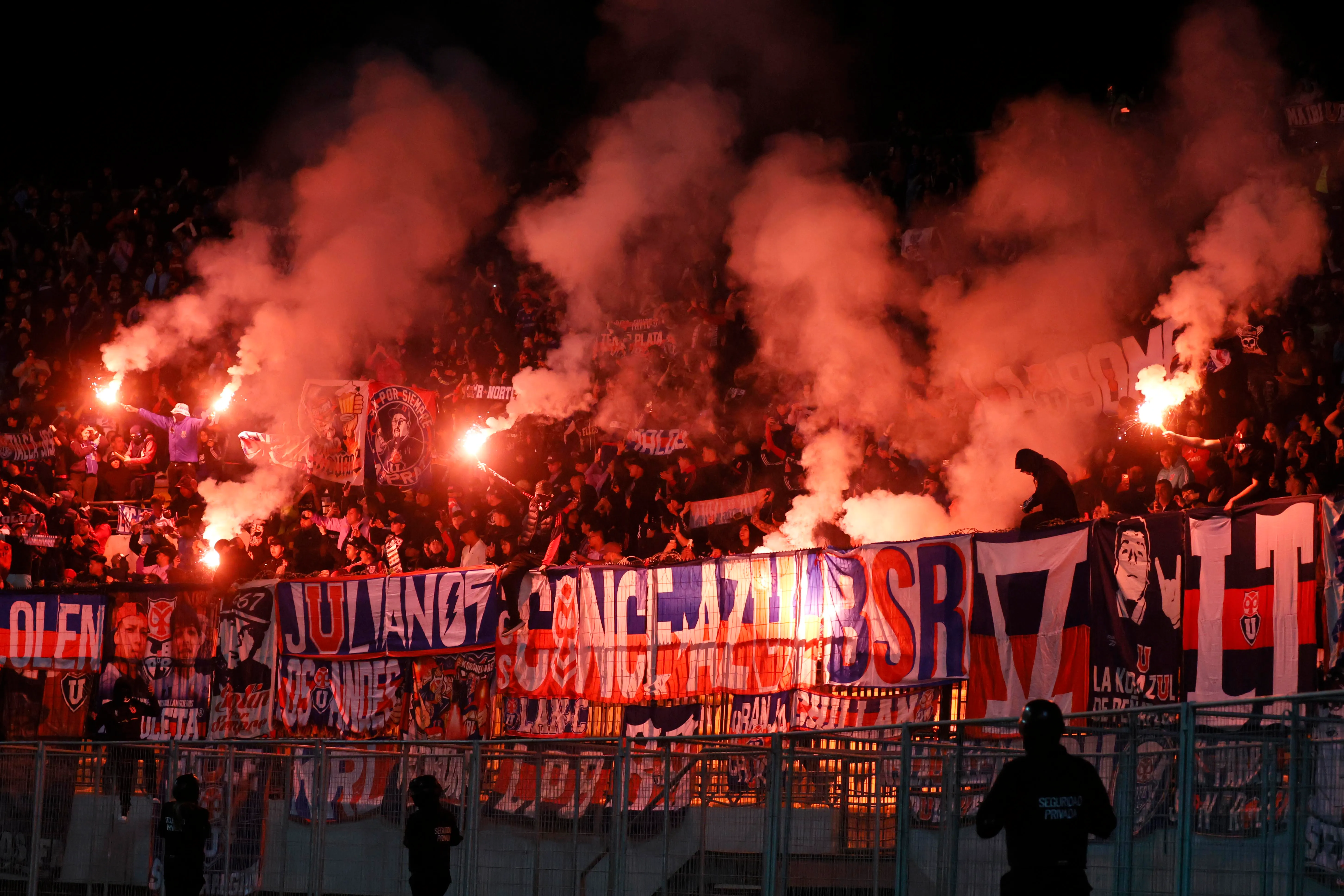 La barra de Universidad de Chile pudo provocar una tragedia vs. Everton. (Imagen: Photosport)