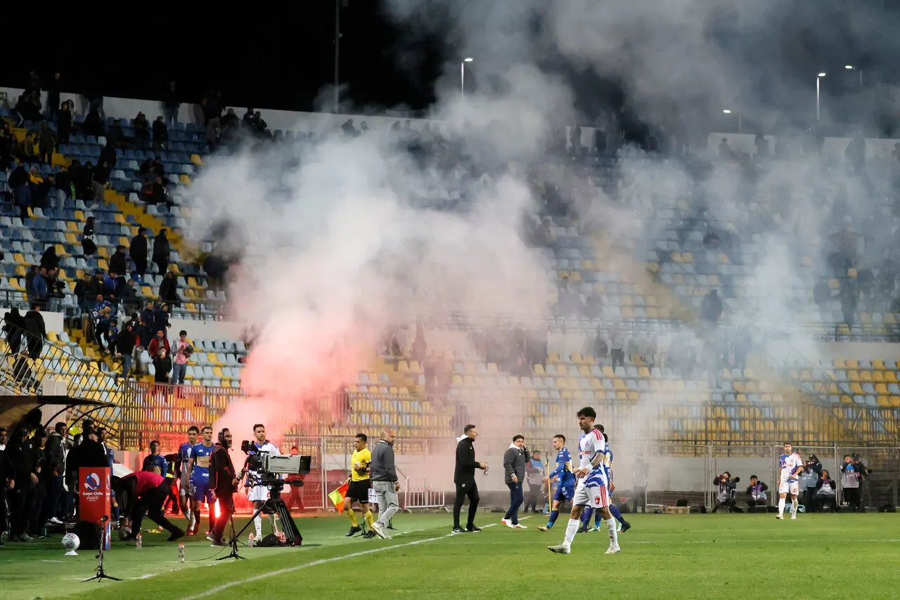 Los hinchas de la U nuevamente generaron desmanes en tribunas (Photosport).