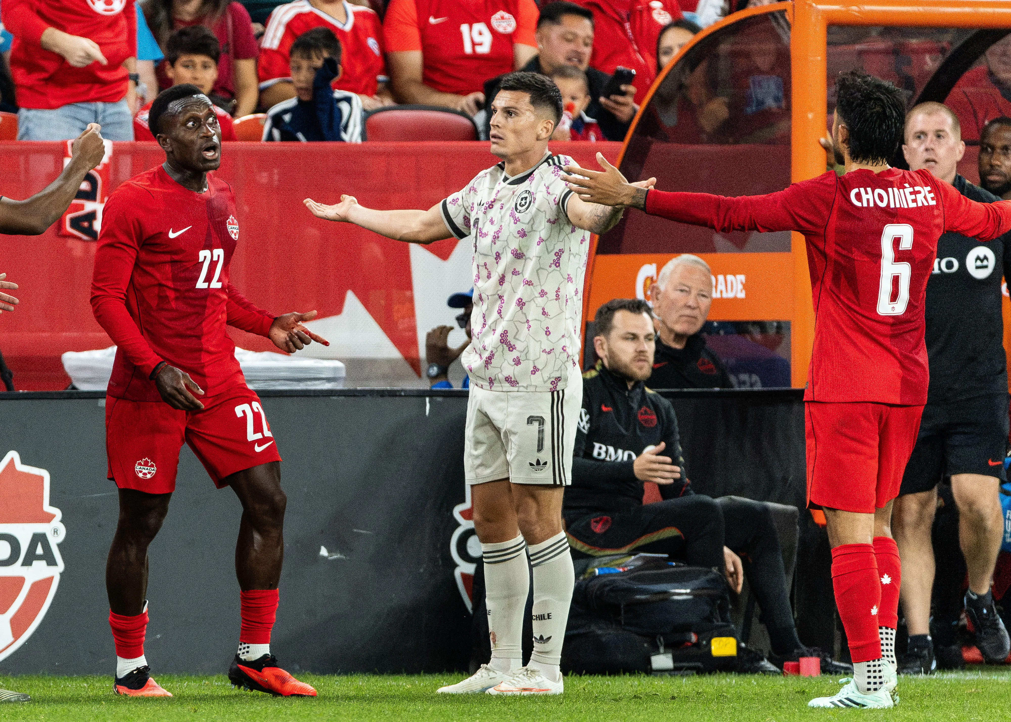 Lucas Cepeda fue el primer expulsado en el Canadá vs. Chile. (Foto: Kevin Raposo/Photosport)