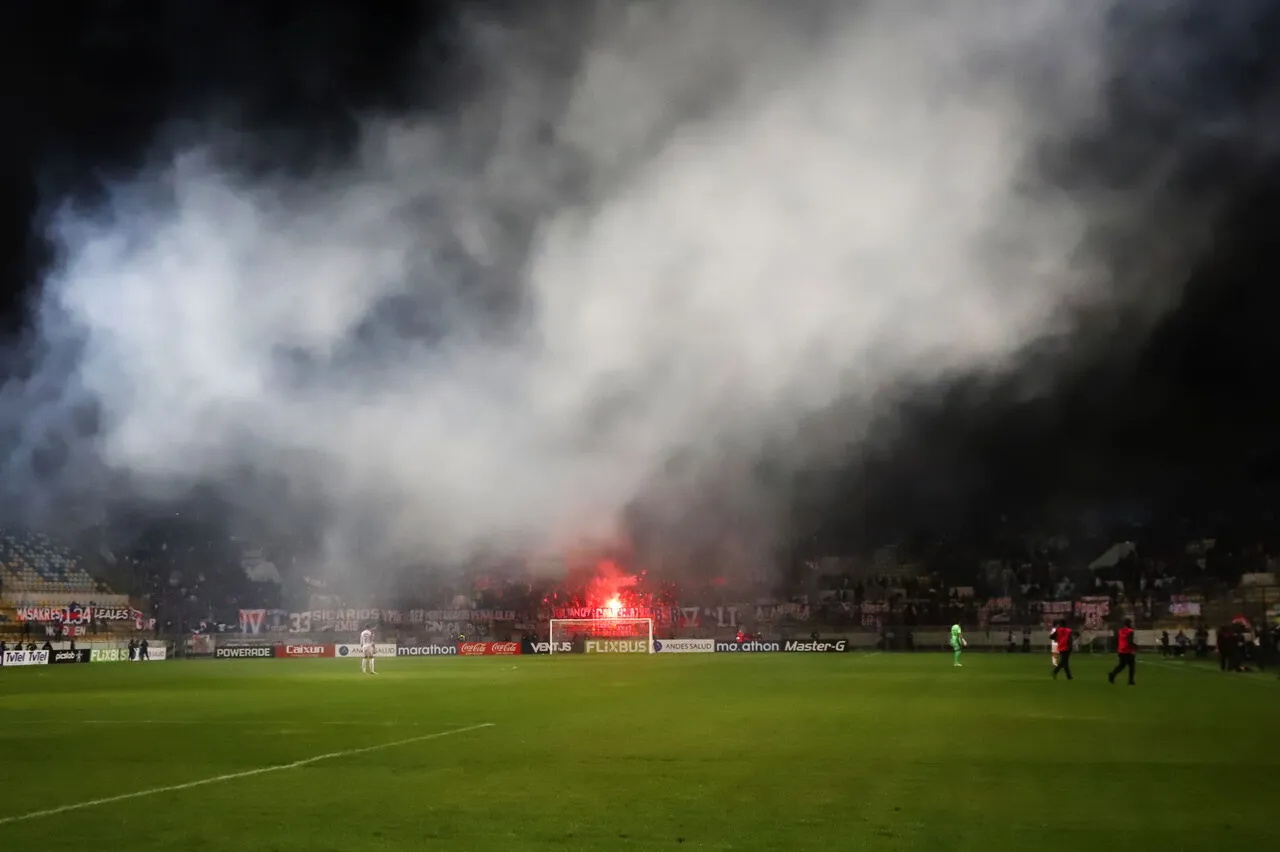 Los incidentes que hicieron postergar este duelo | Foto: Photosport