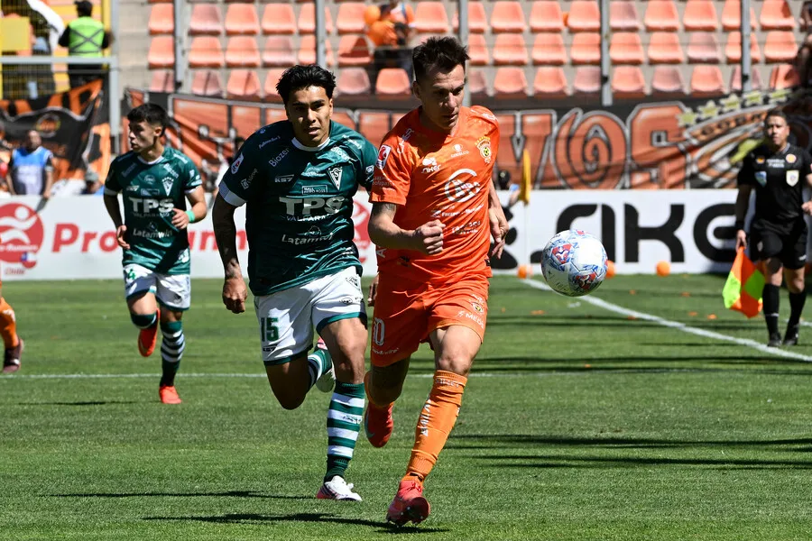 Martín Villarroel recibió doble amonestación en Calama ante Cobreloa (Photosport).