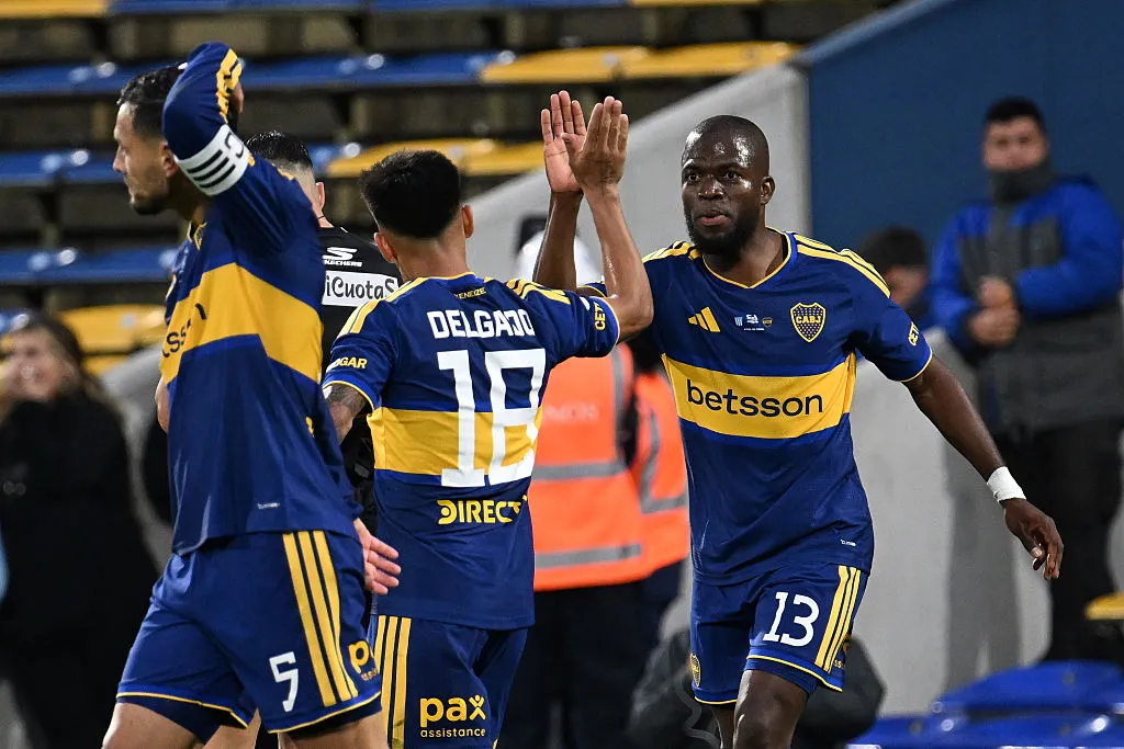 ROSARIO, ARGENTINA – SEPTEMBER 27: Enner Valencia and Milton Delgado of Boca Juniors celebrate the second goal of his team during  the 2026 Copa Argentina Round of 8 match between Racing Club and Boca Juniors  at Estadio Gigante de Arroyito on September 27, 2026 in Rosario, Argentina. (Photo by Luciano Bisbal/Getty Images)