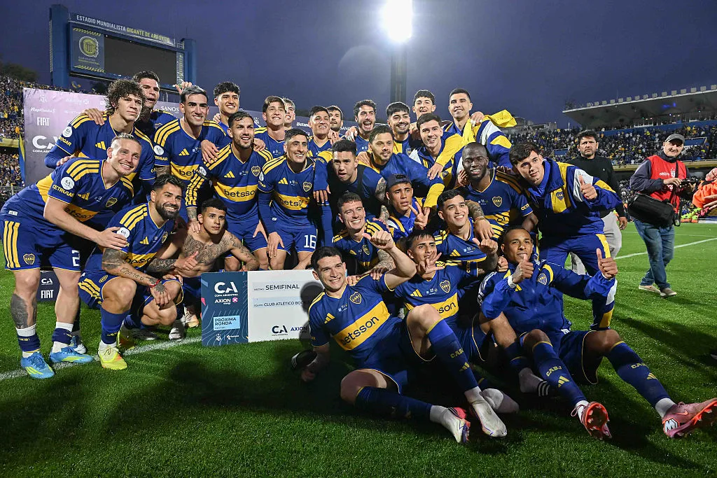 ROSARIO, ARGENTINA – SEPTEMBER 27: Players of Boca Juniors celebrate after the 2026 Copa Argentina Round of 8 match between Racing Club and Boca Juniors  at Estadio Gigante de Arroyito on September 27, 2026 in Rosario, Argentina. (Photo by Luciano Bisbal/Getty Images)