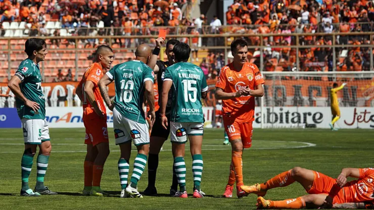 Santiago Wanderers cedió el liderato y sufrió dos expulsiones ante Cobreloa.