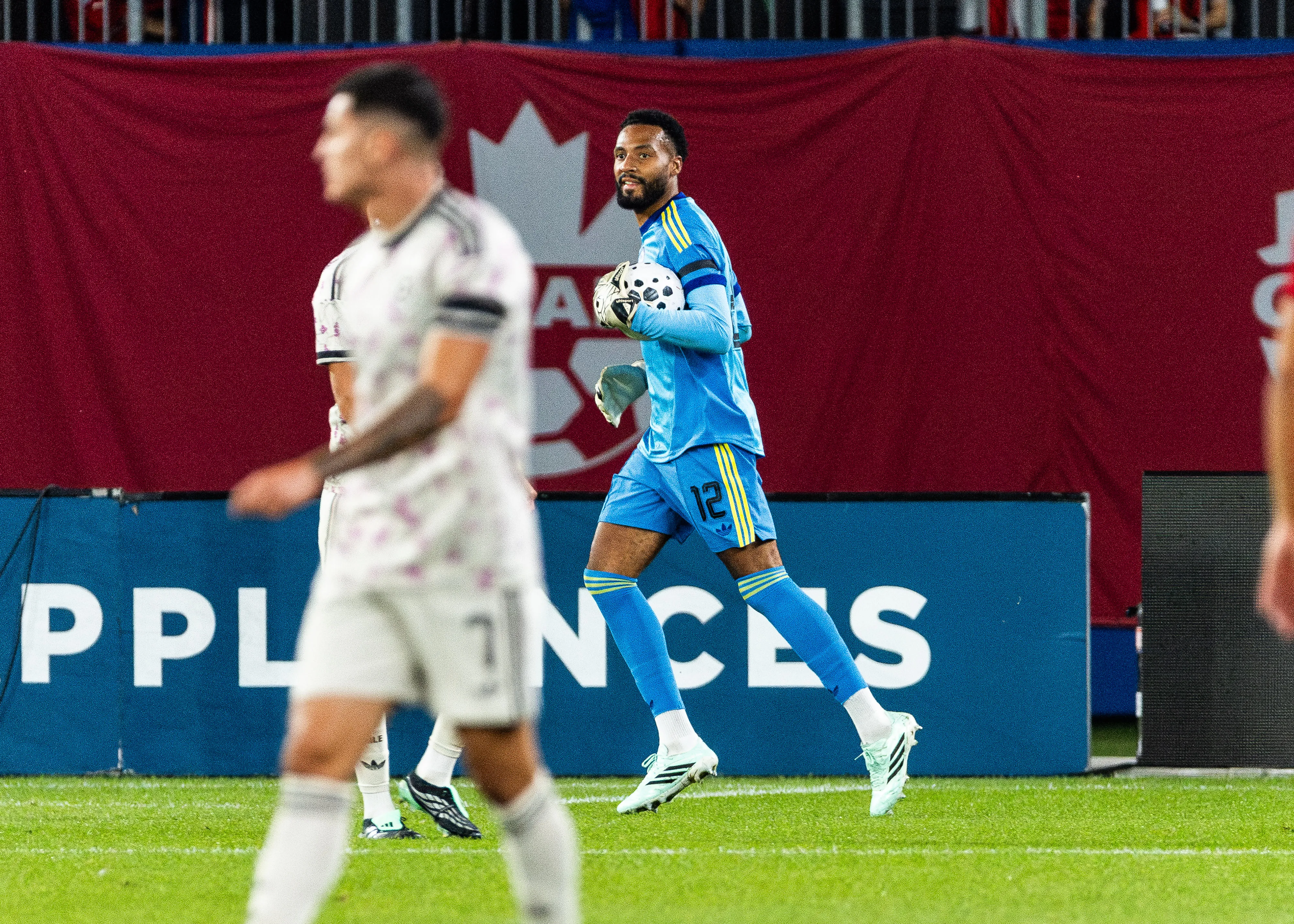 Arturo Vidal destacó a Lawrence Vigouroux en la Selección Chilena. (Imagen: Photosport)