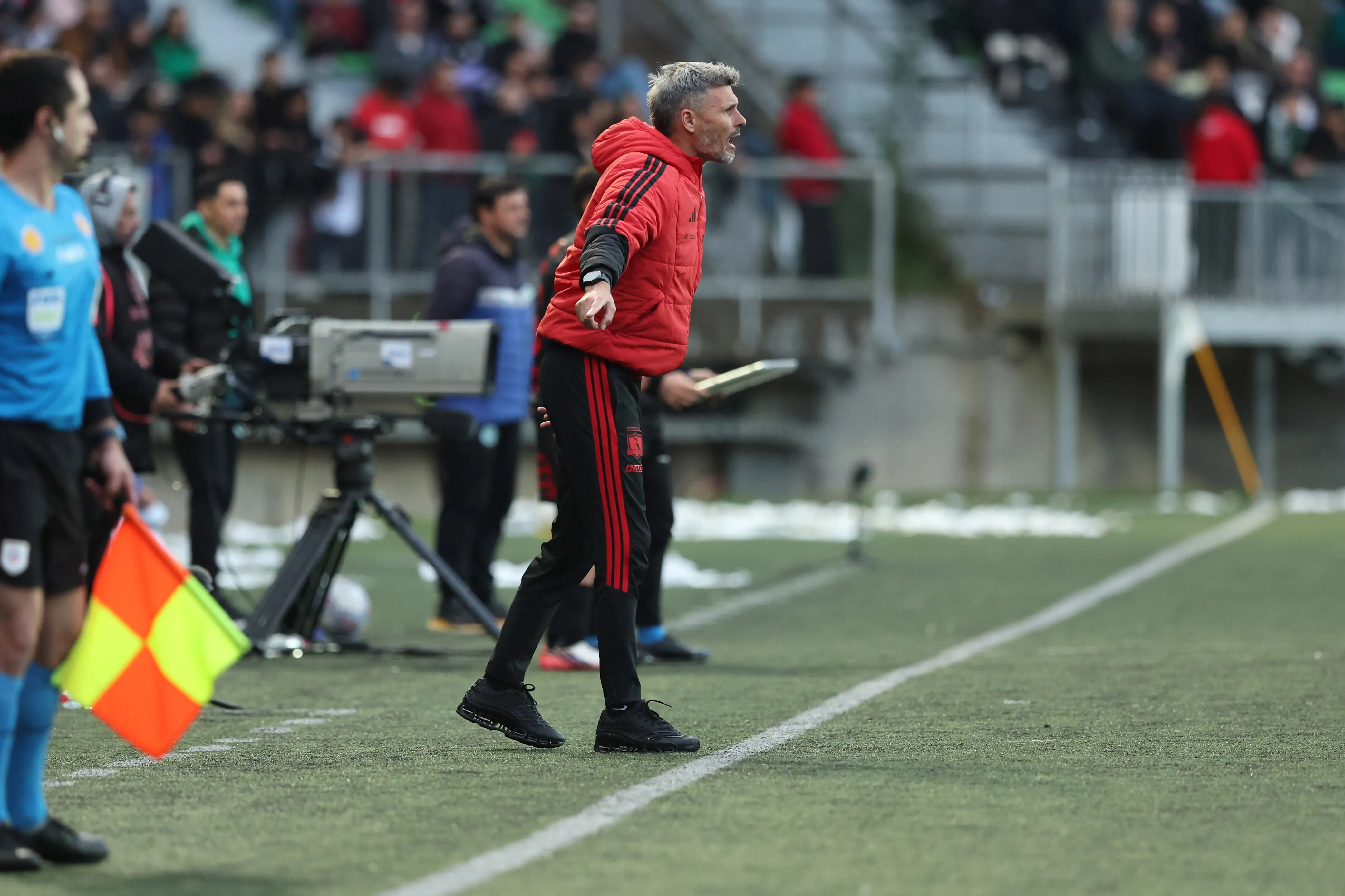 Fernando Ortiz dando instrucciones en el Estadio Chinquihue. (Foto: Nicolas Klein/Photosport)