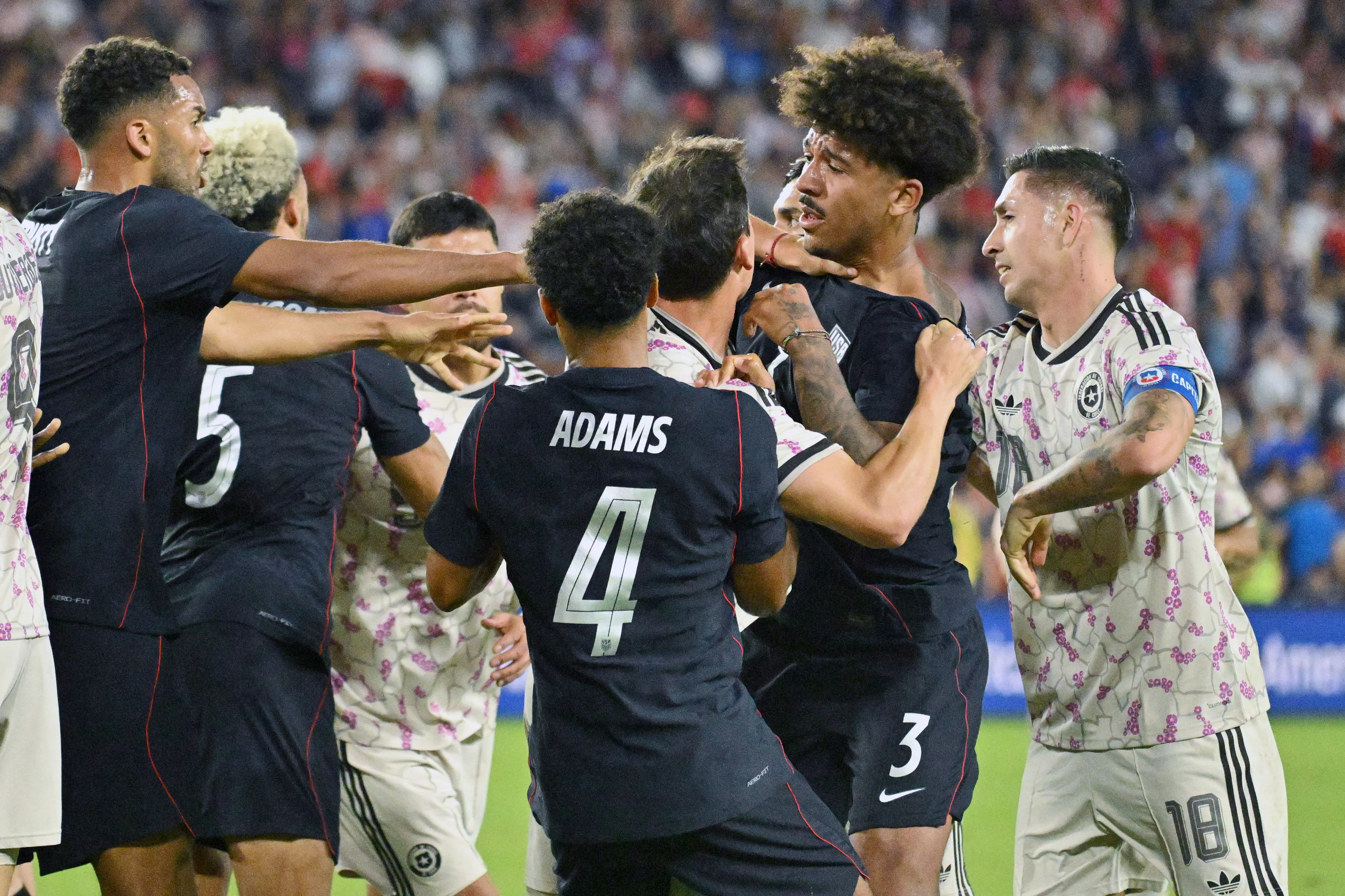 Quedó la tole tole en el final entre Chile y Estados Unidos. (Foto: Jeff Lee/Photosport)