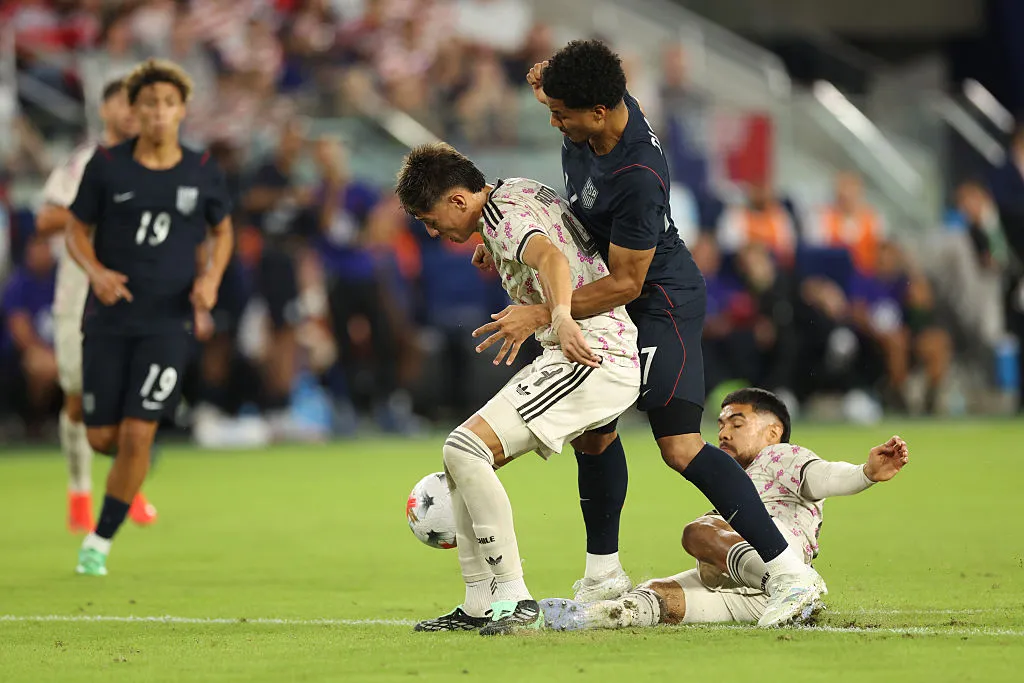 Díaz (en el piso) recibe críticas por su ingreso en Chile | Foto: Getty Images