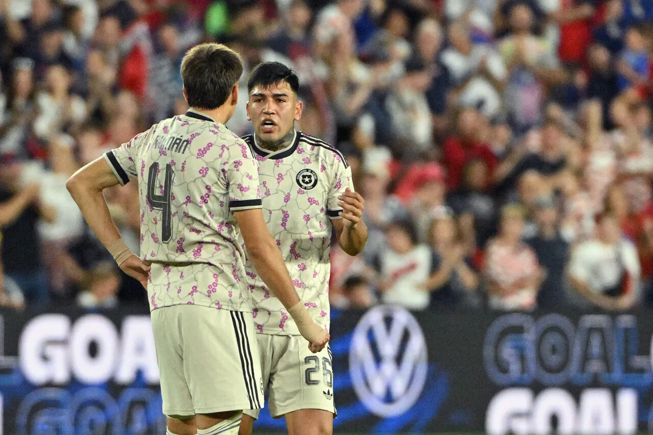 Poli destaca a Ulloa en La Roja | Foto: Photosport