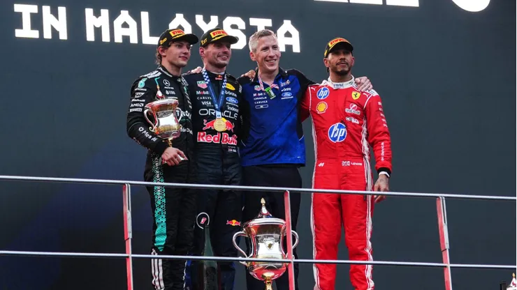 Max Verstappen, Kimi Antonelli y Lewis Hamilton en el podio del Gran Premio de Bahréin en Malasia. (Foto: F1)