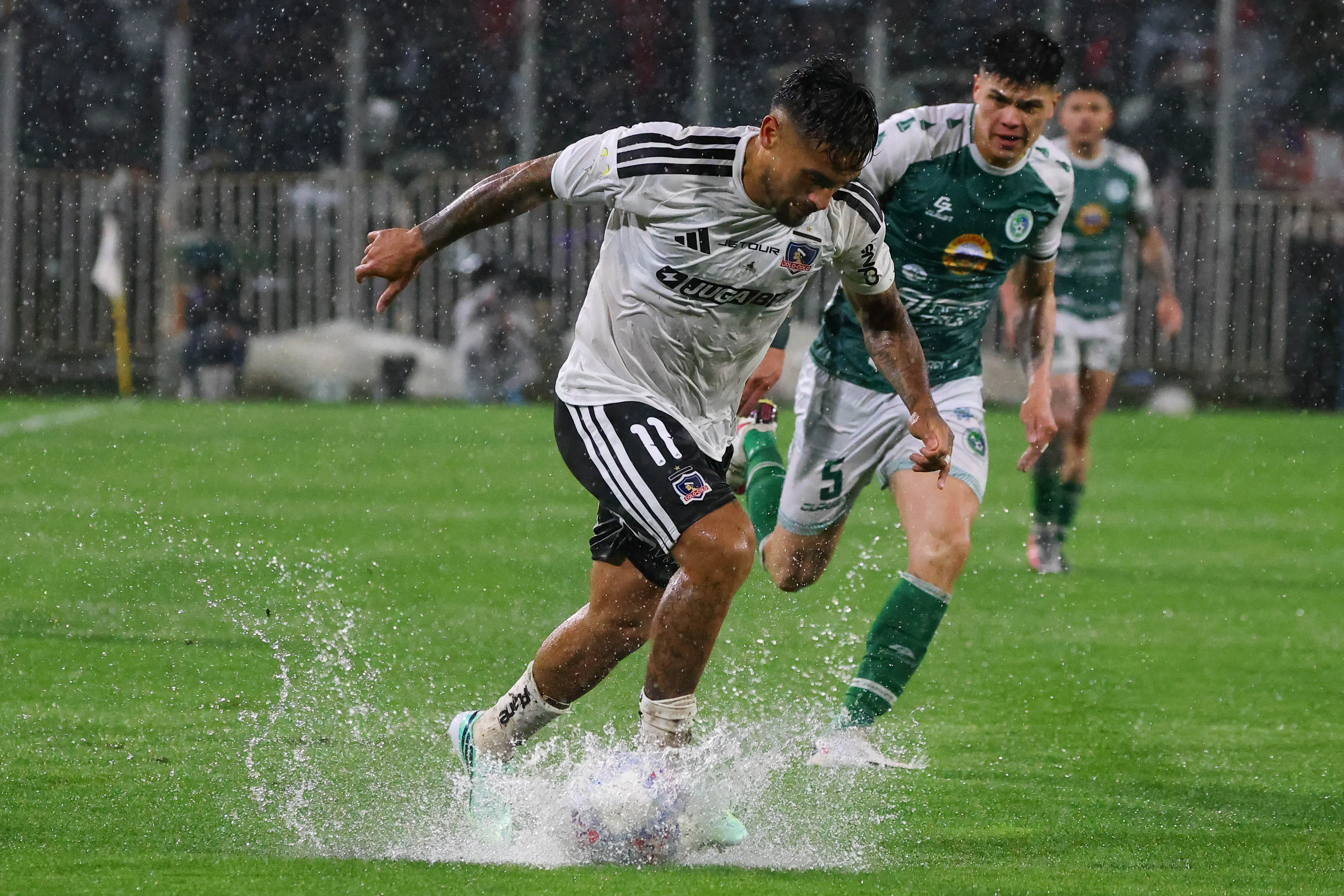 En estas condiciones se jugó el primer tiempo entre Colo Colo y Deportes Puerto Montt. (Foto: Luis Quinteros/Photosport)