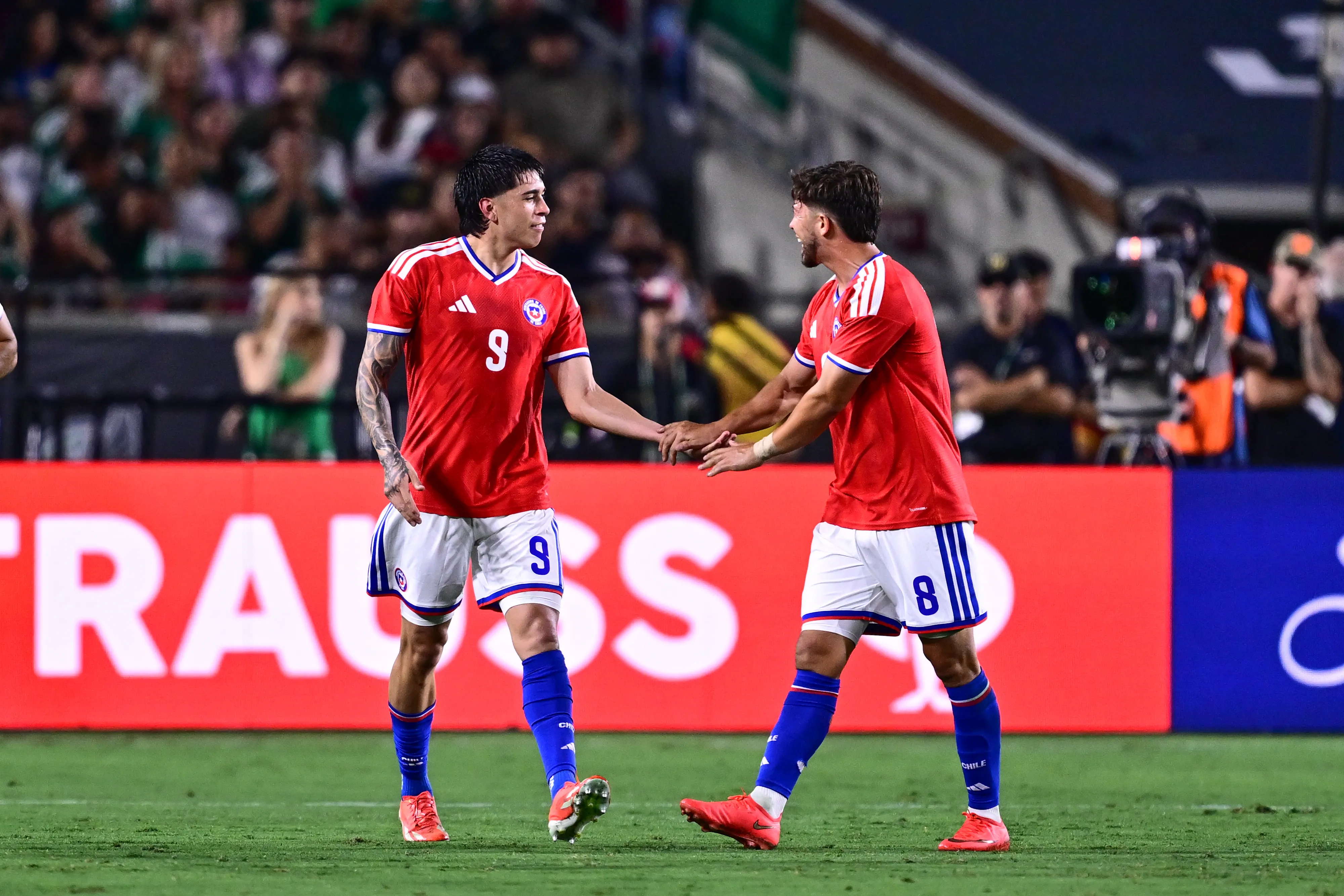 Nicolás Córdova aplaudió a Maximiliano Gutiérrez en la Selección Chilena. (Imagen: Photosport)